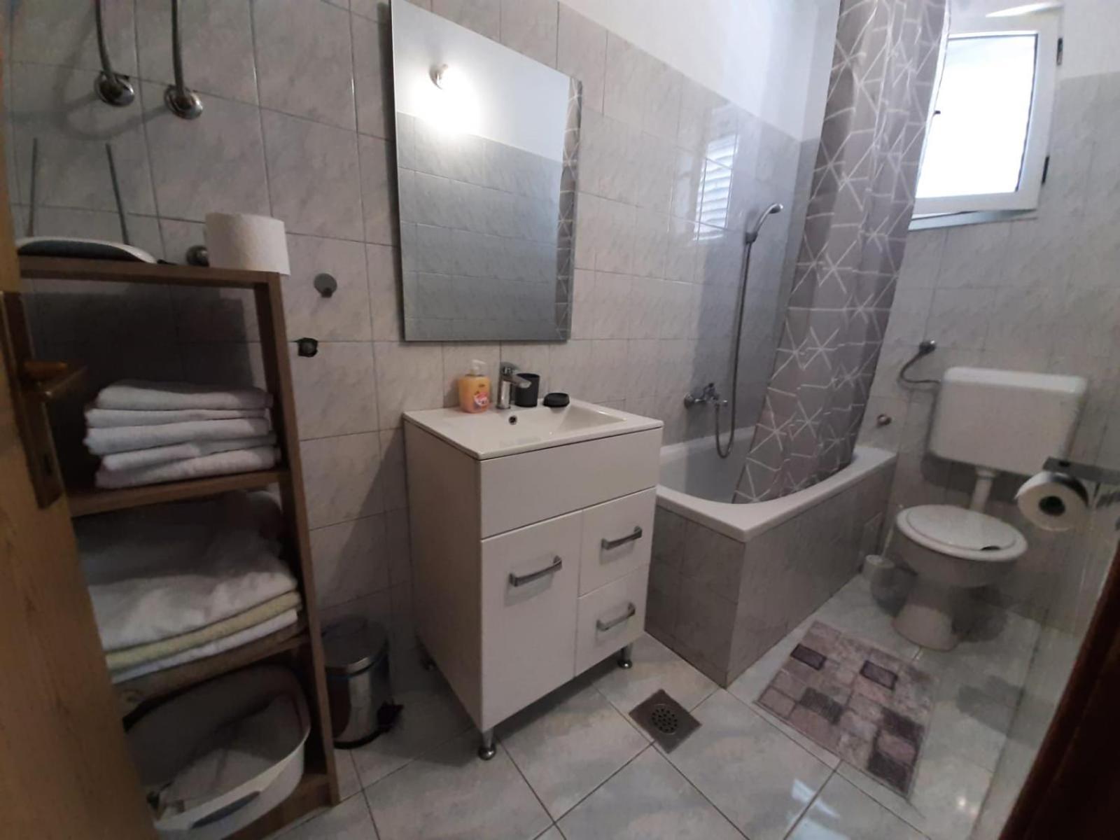 Apartman Jadranka Rogotin Екстериор снимка